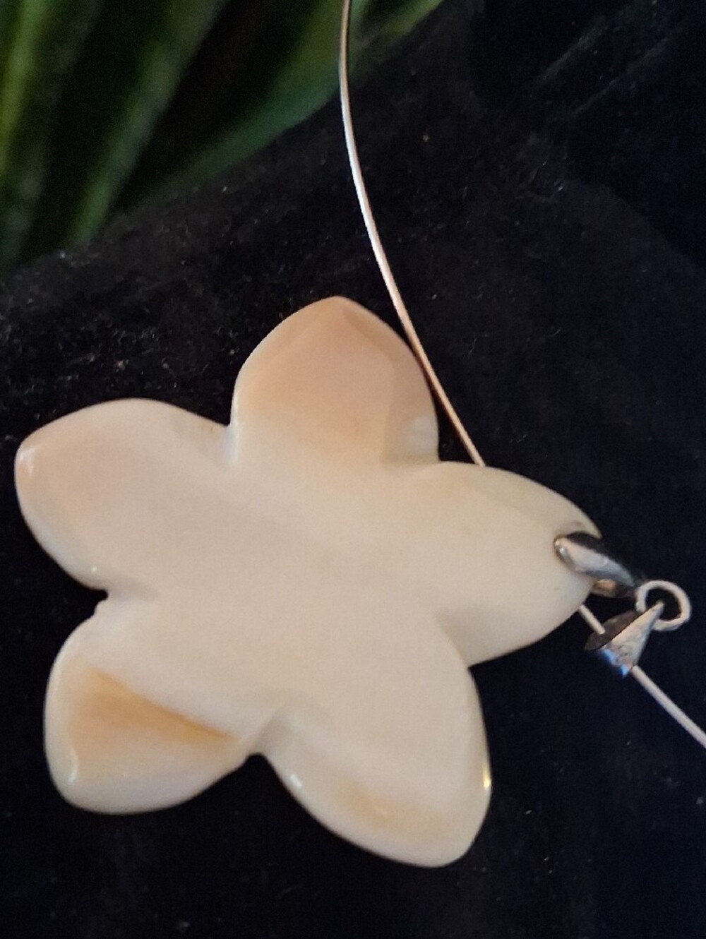 Mother of Pearl Soft Off White Flower Pendant 18k Gp Necklace. 18 In Round - Picture 3 of 8